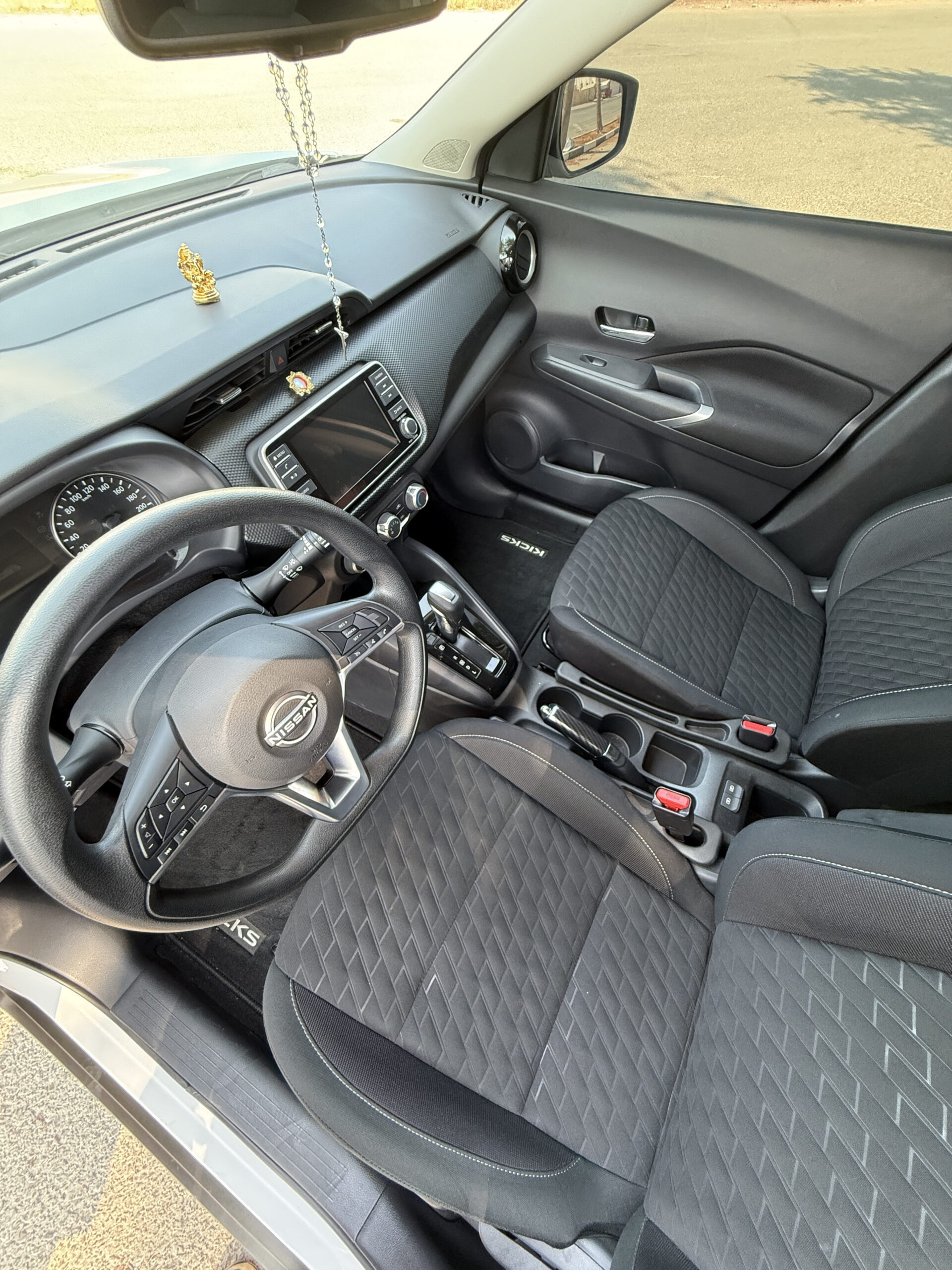 Nissan kicks sv 4